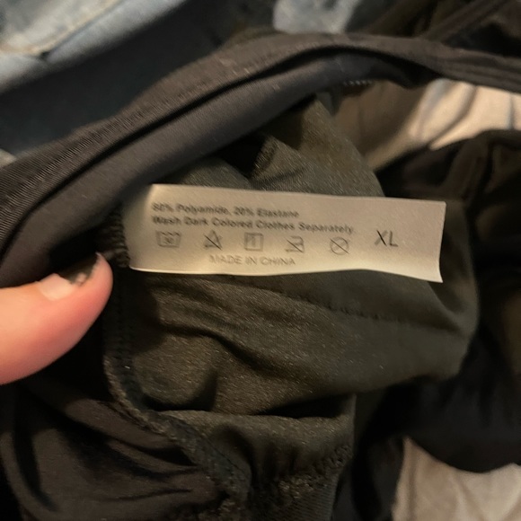 Beautiful bathing suit! - Picture 4 of 6